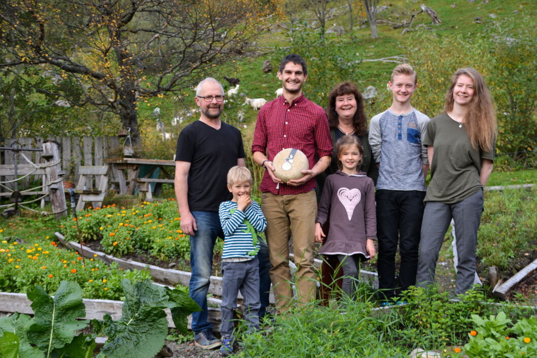 «Årets GullHane» til Aaland Gård i Lofoten. Familien Åland står bak den vellykkede bedriften. Fra venstre: Knut Åland, Ludvik Rasmussen Åland, Gøran Rasmussen Åland, Hjertine Rasmussen Åland, Tove Åland, Adrian Dybdahl og Tora Åland. (Foto: Maja B. Karlsen) «Årets GullHane» til Aaland Gård i Lofoten. Familien Åland står bak den vellykkede bedriften. Fra venstre: Knut Åland, Ludvik Rasmussen Åland, Gøran Rasmussen Åland, Hjertine Rasmussen Åland, Tove Åland, Adrian Dybdahl og Tora Åland. (Foto: Maja B. Karlsen)