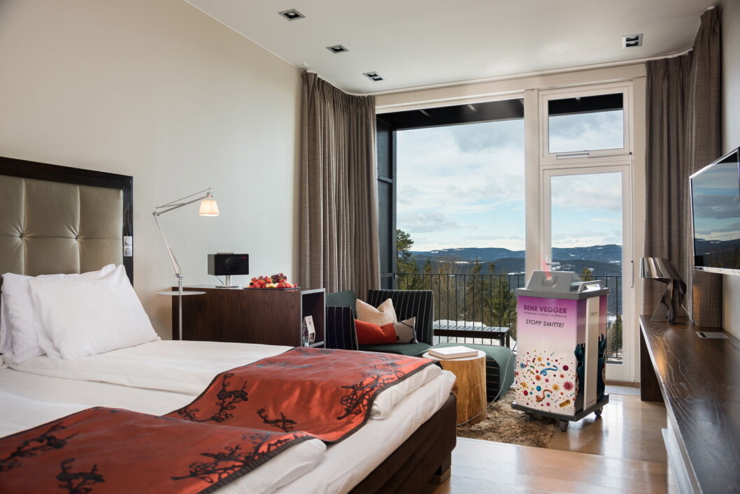 Hotellrommet er ofte der hvor smitte gjør sin debut på et hotell. Med regelmessig desinfeksjon vil smitte og videre spredning unngås. Her fra Lysebu. (Foto: Peder Klingwall/Vizpro) Hotellrommet er ofte der hvor smitte gjør sin debut på et hotell. Med regelmessig desinfeksjon vil smitte og videre spredning unngås. Her fra Lysebu. (Foto: Peder Klingwall/Vizpro)