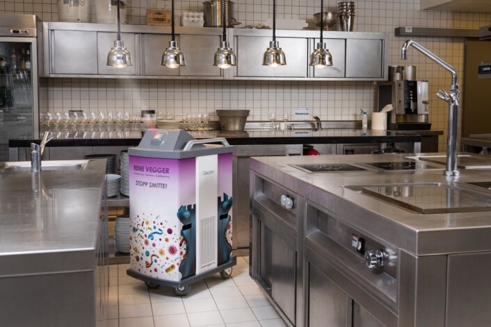 Desinfeksjon sammen med gode rutiner sikrer optimal kjøkkenhygiene. (Foto: Peder Klingwall/Vizpro) Desinfeksjon sammen med gode rutiner sikrer optimal kjøkkenhygiene. (Foto: Peder Klingwall/Vizpro)