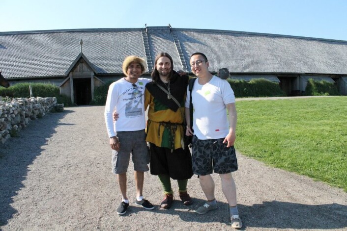Tre av dem som tidligere har deltatt på studiet, deriblant tyske Daniel Gora, her ved Lofotr Vikingmuseum i Lofoten. Tre av dem som tidligere har deltatt på studiet, deriblant tyske Daniel Gora, her ved Lofotr Vikingmuseum i Lofoten.