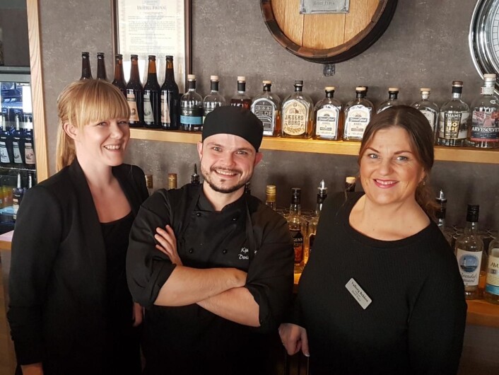 Restaurantsjef Lena Fillingsnes, kjøkkensjef Dennis Slaitas og daglig leder Valborg Bekken på Hotell Frøya. (Foto: Hotell Frøya) Restaurantsjef Lena Fillingsnes, kjøkkensjef Dennis Slaitas og daglig leder Valborg Bekken på Hotell Frøya. (Foto: Hotell Frøya)