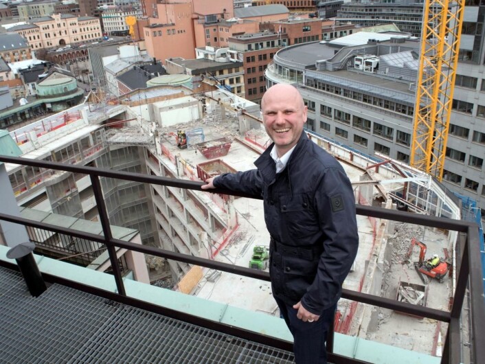 Hotelldirektør på Clarion Hotel The Hub, André Schreiner, på toppen av hotellet, som nå bygges om. (Foto: Nordic Choice Hotels) Hotelldirektør på Clarion Hotel The Hub, André Schreiner, på toppen av hotellet, som nå bygges om. (Foto: Nordic Choice Hotels)