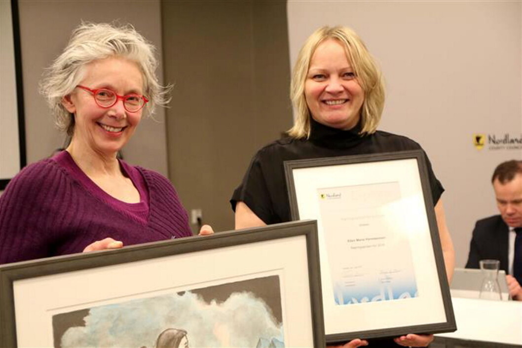 Ellen Marie Hansteensen (til venstre) fikk prisen overlevert av fylkesråd Mona Fagerås. (Foto: Susanne Forsland) Ellen Marie Hansteensen (til venstre) fikk prisen overlevert av fylkesråd Mona Fagerås. (Foto: Susanne Forsland)