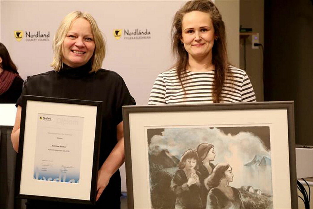 Mathilde Winther (til høyre) samme med Mona Fagerås, som delte ut prisen (Foto: Susanne Forsland)