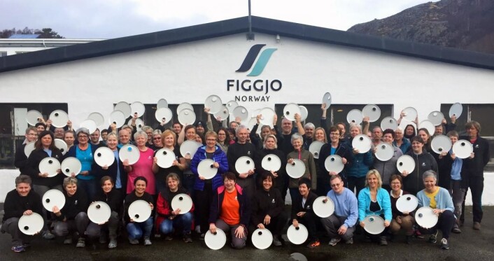 Ansatte hos Figgjo med tallerkenen Undring. (Foto: Figgjo) Ansatte hos Figgjo med tallerkenen Undring. (Foto: Figgjo)