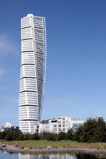 Turning Torso, som ble oppført i Malmö i 2005, er med sine 190 meter per i dag Nordens høyeste bygning, men når det 266 meter høye Karlavagnstårnet med 75 etasjer står ferdig i Göteborg i 2019, overtar det bygget førsteplassen. Det skal blant annet huse 550 leiligheter. Til sammenligning er Radisson Blu Plaza Hotel 117 meter høyt. Turning Torso, som ble oppført i Malmö i 2005, er med sine 190 meter per i dag Nordens høyeste bygning, men når det 266 meter høye Karlavagnstårnet med 75 etasjer står ferdig i Göteborg i 2019, overtar det bygget førsteplassen. Det skal blant annet huse 550 leiligheter. Til sammenligning er Radisson Blu Plaza Hotel 117 meter høyt.