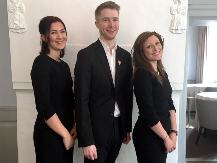 Servitørlaget fra Statholdergaarden, som representerer Norge i Nordisk Mesterskap for lærlinger i Helsinki førstkommende helg. Maria Moldver (fra venstre) lagleder Jan Morten Gjesdal og Maria Suarez. Servitørlaget fra Statholdergaarden, som representerer Norge i Nordisk Mesterskap for lærlinger i Helsinki førstkommende helg. Maria Moldver (fra venstre) lagleder Jan Morten Gjesdal og Maria Suarez.