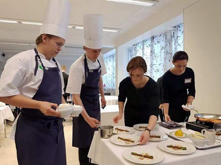 Kokkelærlingene Simen Buvik (til vesntre) og Tord Johnsæter og servitørlærlingene Maria Suarez og Maria Moldver (til høyre) i gang med å flambere dessert under helgens nordiske mesterskap i Helsinki. (Foto: NHO Reiseliv) Kokkelærlingene Simen Buvik (til vesntre) og Tord Johnsæter og servitørlærlingene Maria Suarez og Maria Moldver (til høyre) i gang med å flambere dessert under helgens nordiske mesterskap i Helsinki. (Foto: NHO Reiseliv)
