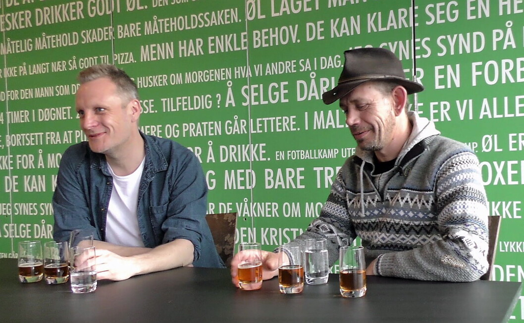 Leif Einar Lothe skal være med å utvikle ølet, godkjenne smak og bidra i utviklingen av design. Her sitter han sammen med bryggerimester Carl Erik Sæther og smaker på ulike øl for å bli enige om hva som skal bli samarbeidsølet. Leif Einar Lothe skal være med å utvikle ølet, godkjenne smak og bidra i utviklingen av design. Her sitter han sammen med bryggerimester Carl Erik Sæther og smaker på ulike øl for å bli enige om hva som skal bli samarbeidsølet.