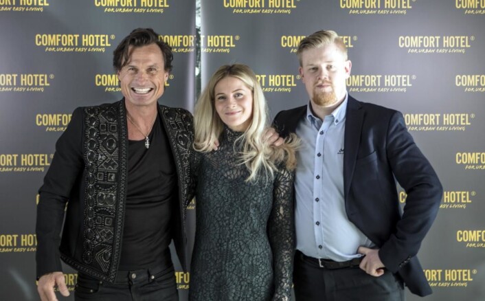 Hotelldirektør Erlend Fardal Lunde (til høyre), sammen med resepsjonssjef Maria L. Karlsen og Petter A. Stordalen under åpningen. (Foto: Jon Klasbu) Hotelldirektør Erlend Fardal Lunde (til høyre), sammen med resepsjonssjef Maria L. Karlsen og Petter A. Stordalen under åpningen. (Foto: Jon Klasbu)
