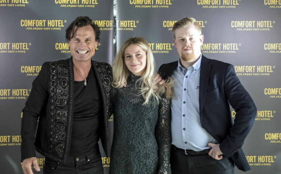 Hotelldirektør Erlend Fardal Lunde (til høyre), sammen med resepsjonssjef Maria L. Karlsen og Petter A. Stordalen under åpningen. (Foto: Jon Klasbu)