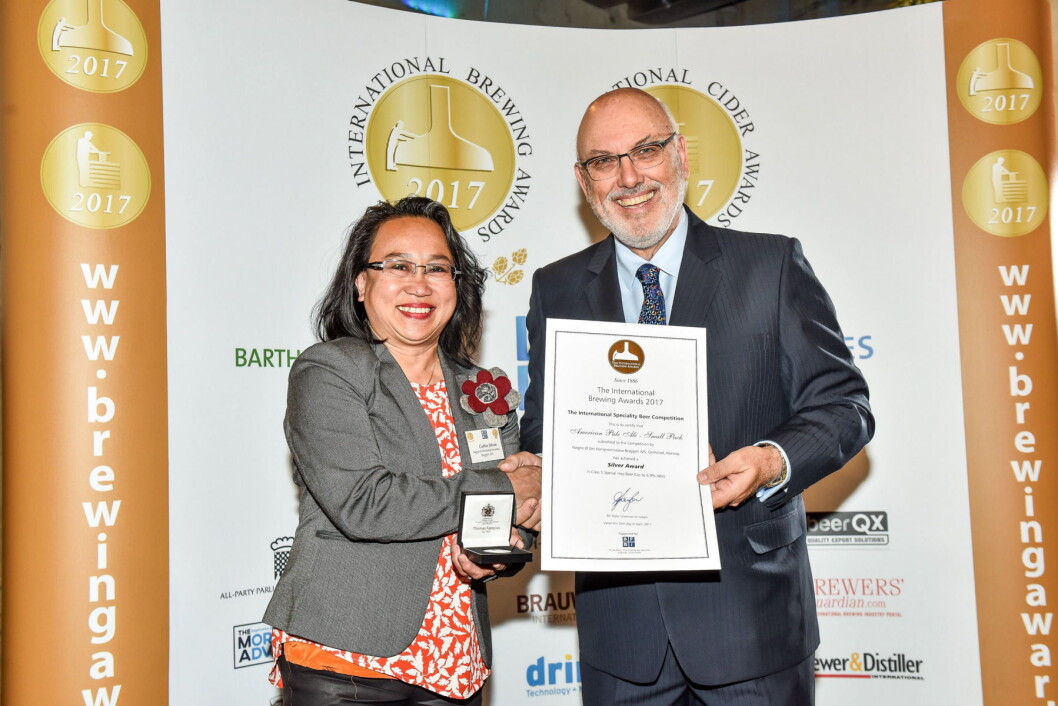 Nøgne Ø sanker stadig nye priser, denne gangen på Barcelona Beer Festival. Dette bildet ble tatt av Cathie Jikiun da hun mottok sølvmedalje og diplom for Nøgne Ø American Pale Ale under The International Brewing Awards i London ved en tidligere anledning. (Foto: Simon Dewhurst Photography Ltd) Nøgne Ø sanker stadig nye priser, denne gangen på Barcelona Beer Festival. Dette bildet ble tatt av Cathie Jikiun da hun mottok sølvmedalje og diplom for Nøgne Ø American Pale Ale under The International Brewing Awards i London ved en tidligere anledning. (Foto: Simon Dewhurst Photography Ltd)