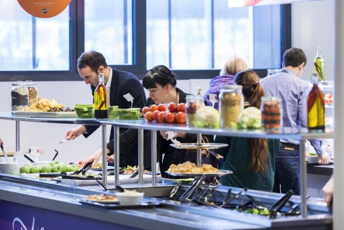  500 norske kantiner og personalrestauranter i bruk en helt ny metode for å redusere klimautslippene. (Illustrasjonsfoto: Olav Heggø/Fotovisjon) 500 norske kantiner og personalrestauranter i bruk en helt ny metode for å redusere klimautslippene. (Illustrasjonsfoto: Olav Heggø/Fotovisjon)