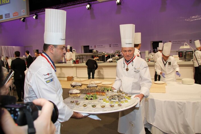 Norges fat i Bocuse d'Or 2017 bæres frem. (Foto: Morten Holt) Norges fat i Bocuse d'Or 2017 bæres frem. (Foto: Morten Holt)