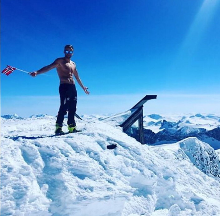 En lettkledd Petter Northug på toppen av Galdhøpiggen i dag. (Foto: Petter Northugs Instagram-profil) En lettkledd Petter Northug på toppen av Galdhøpiggen i dag. (Foto: Petter Northugs Instagram-profil)