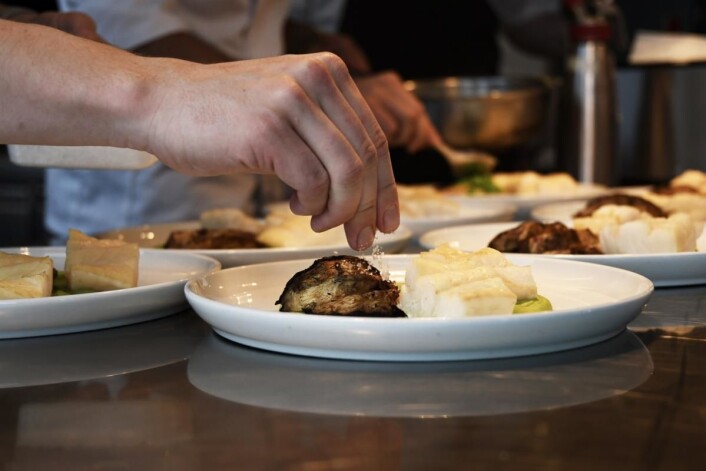 Anretning av boknafisk med morkelkrem, langtidsbakt sellerirot, syltet sellerirot og petit pois. (Foto: Maren Nordtorp Larsen/Matmerk) Anretning av boknafisk med morkelkrem, langtidsbakt sellerirot, syltet sellerirot og petit pois. (Foto: Maren Nordtorp Larsen/Matmerk)