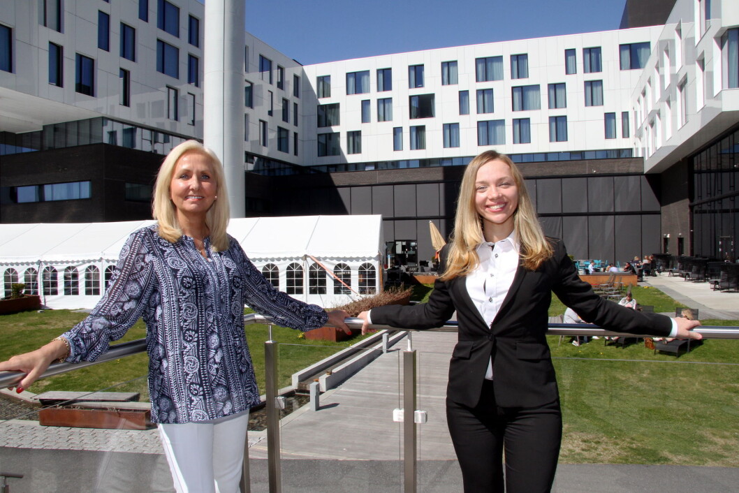 Hotelldirektør Toril Flåskjer og husøkonom Ksenia Levy på Scandic Fornebu. (Foto: Morten Holt) Hotelldirektør Toril Flåskjer og husøkonom Ksenia Levy på Scandic Fornebu. (Foto: Morten Holt)