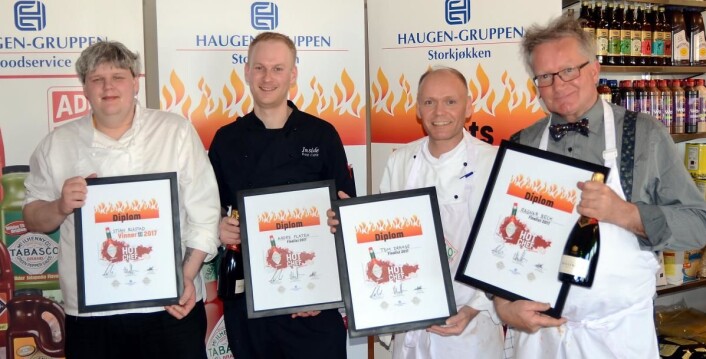 De fire deltakerne i Tabasco Hot Chef 2017. Til venstre vinneren Stian Bjåstad (Scandic St. Olavs plass, Oslo), Andre Flaaten (Inside Rockbar, Bergen), Tom Drange (seksjonskjøkkensjef, Helse Stavanger) og Ragnar Beck (kjøkkensjef, HMK Huseby). (Foto: Haugen-Gruppen) De fire deltakerne i Tabasco Hot Chef 2017. Til venstre vinneren Stian Bjåstad (Scandic St. Olavs plass, Oslo), Andre Flaaten (Inside Rockbar, Bergen), Tom Drange (seksjonskjøkkensjef, Helse Stavanger) og Ragnar Beck (kjøkkensjef, HMK Huseby). (Foto: Haugen-Gruppen)