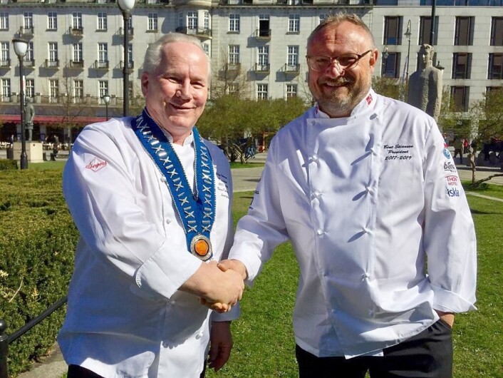Samarbeidsavtale mellom NKL og Bocuse d'Or Norge. Til venstre president i NKL, Helge Johansen og til høyre Bent Stiansen, styreleder i Akademiet i Bocuse d'Or Norge. (Foto: Bocuse d'Or Norge) Samarbeidsavtale mellom NKL og Bocuse d'Or Norge. Til venstre president i NKL, Helge Johansen og til høyre Bent Stiansen, styreleder i Akademiet i Bocuse d'Or Norge. (Foto: Bocuse d'Or Norge)