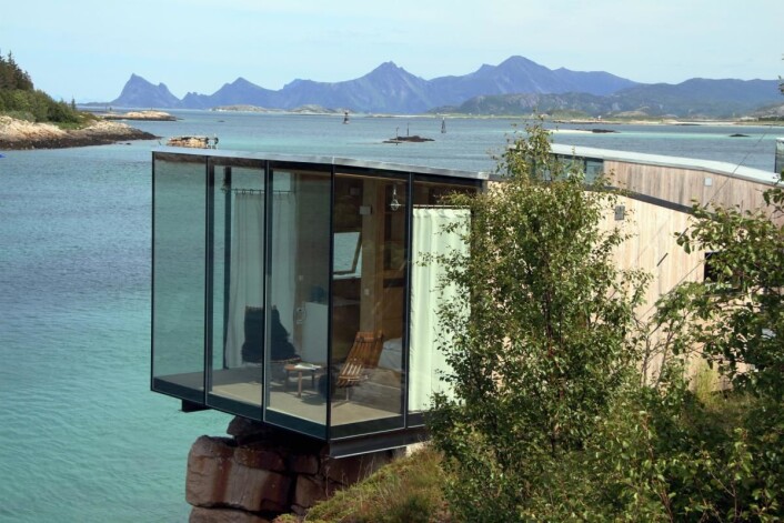 En av sjøhyttene på Manshausen i Steigen med Engeløya i bakgrunnen. (Foto: Morten Holt) En av sjøhyttene på Manshausen i Steigen med Engeløya i bakgrunnen. (Foto: Morten Holt)