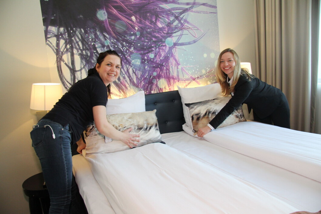 Ksenia Levy sammen med en av de andre i husøkonom-avdelingen, Monika Rojek (til venstre), som opprinnelig kommer fra Polen. (Foto: Morten Holt) Ksenia Levy sammen med en av de andre i husøkonom-avdelingen, Monika Rojek (til venstre), som opprinnelig kommer fra Polen. (Foto: Morten Holt)