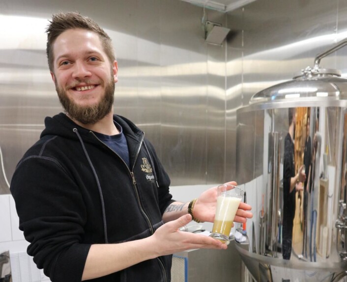<em>Endelig tappes det eget brygget øl i Gamlebyen igjen, her ved Christer Bjørnli. (Foto: Heidi Fjelland)</em> <em>Endelig tappes det eget brygget øl i Gamlebyen igjen, her ved Christer Bjørnli. (Foto: Heidi Fjelland)</em>