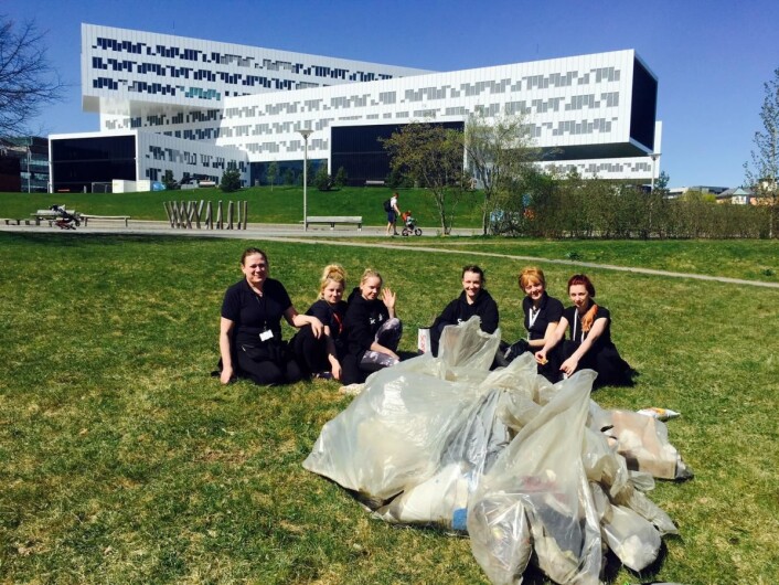 Fra den store strandryddedagen. Her er noen av de ansatte i husøkonom-avdelingen foran hotellet. (Foto: Ksenia Levy) Fra den store strandryddedagen. Her er noen av de ansatte i husøkonom-avdelingen foran hotellet. (Foto: Ksenia Levy)
