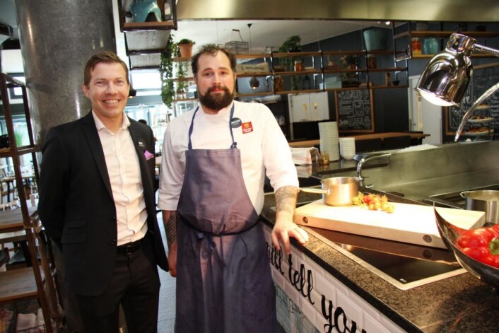 Hotelldirektør Øyvind Alapnes sammen med kjøkkensjef Tommy Olsen. (Foto: Morten Holt) Hotelldirektør Øyvind Alapnes sammen med kjøkkensjef Tommy Olsen. (Foto: Morten Holt)