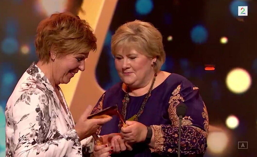 Stasminister Erna Solberg delte ut Gullrutens hederspris til Wenche Andersen. (Foto: Skjermdump) Stasminister Erna Solberg delte ut Gullrutens hederspris til Wenche Andersen. (Foto: Skjermdump)