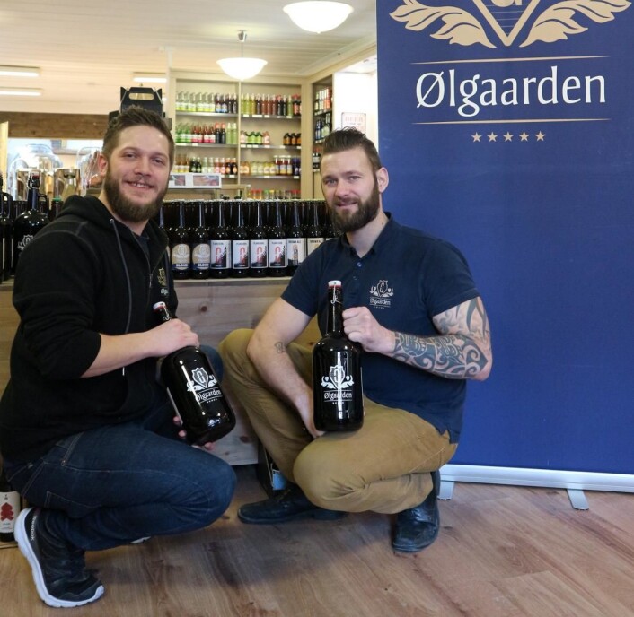<em>Christer Bjørnli og Ole Morten Holstad Aasheim i Ølgaardens butikklokaler, stolte av eget brygget øl, her med Ølgaarden Brown Ale på 2-liters flasker. (Foto: Heidi Fjelland)</em> <em>Christer Bjørnli og Ole Morten Holstad Aasheim i Ølgaardens butikklokaler, stolte av eget brygget øl, her med Ølgaarden Brown Ale på 2-liters flasker. (Foto: Heidi Fjelland)</em>