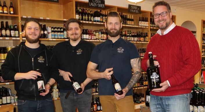 <em>Ivrige ølbryggere; fra venstre Christer Bjørnli (brygger/butikkmedarbeider), John Erling Hansen (butikkmedarbeider, brygger), Ole Morten Holstad Aasheim (bryggersjef) og Morten Krogh (daglig leder). (Foto: Heidi Fjelland)</em> <em>Ivrige ølbryggere; fra venstre Christer Bjørnli (brygger/butikkmedarbeider), John Erling Hansen (butikkmedarbeider, brygger), Ole Morten Holstad Aasheim (bryggersjef) og Morten Krogh (daglig leder). (Foto: Heidi Fjelland)</em>