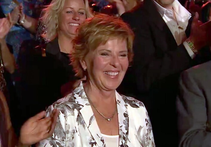 Wenche Andersen var overrasket da hun fikk prisen. I bakgrunnen VIbeke Skofterud. (Foto: Skjermdump) Wenche Andersen var overrasket da hun fikk prisen. I bakgrunnen VIbeke Skofterud. (Foto: Skjermdump)
