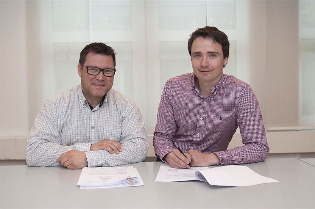 Erik Nyfelt, energiselger i Hafslund Varme, og Jarle Andersen, rådgiver for energi og tekniske anlegg i Olav Thon signerer avtalen om leveranse av fjernvarme. Erik Nyfelt, energiselger i Hafslund Varme, og Jarle Andersen, rådgiver for energi og tekniske anlegg i Olav Thon signerer avtalen om leveranse av fjernvarme.
