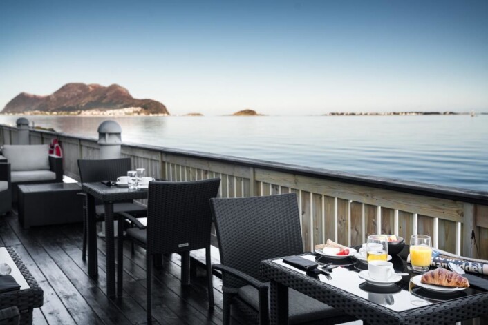 Radisson Blu Hotel Ålesund ligger helt i vannkanten og tilbyr gjestene en spektakulær utsikt fra frokostbordet. Radisson Blu Hotel Ålesund ligger helt i vannkanten og tilbyr gjestene en spektakulær utsikt fra frokostbordet.