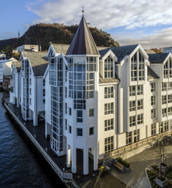 Radisson Blu Hotel ligger midt i Ålesund ligger – med utsikt mot havet. Radisson Blu Hotel ligger midt i Ålesund ligger – med utsikt mot havet.