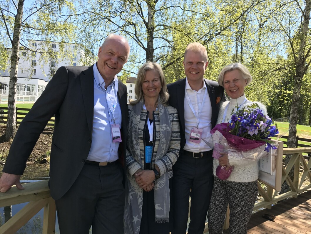 Christian Fredrik Sandberg sammen med foreldrene Vigdis og Per Eilif Sandberg og NHO Reiseliv-direktør Kristin Krohn Devold. Foto: NHO Reiseliv. Christian Fredrik Sandberg sammen med foreldrene Vigdis og Per Eilif Sandberg og NHO Reiseliv-direktør Kristin Krohn Devold. Foto: NHO Reiseliv.