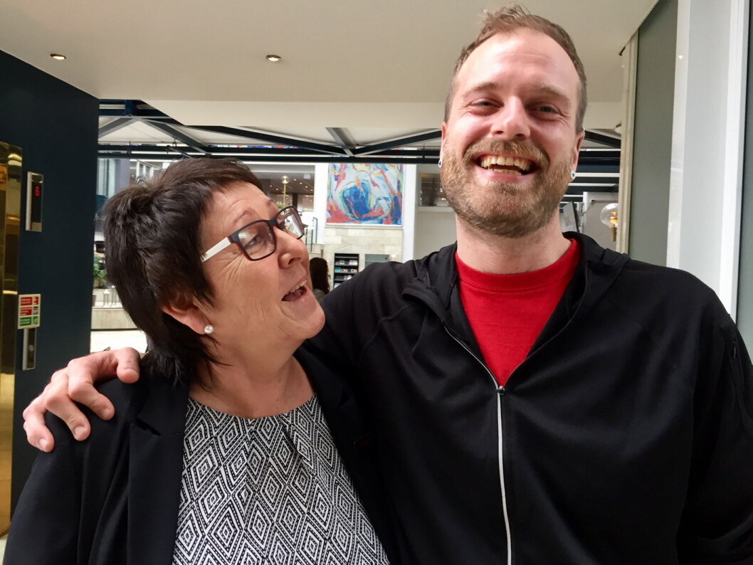 Monika Skaugen er husøkonom ved Scandic Hell og setter stor pris på jobben Jan Ketil Kristiansen gjør. Han takker Skaugen for at hun tok så godt imot ham da han startet i arbeidspraksis ved hotellet. (Foto: Karin Jegtvik, Fides) Monika Skaugen er husøkonom ved Scandic Hell og setter stor pris på jobben Jan Ketil Kristiansen gjør. Han takker Skaugen for at hun tok så godt imot ham da han startet i arbeidspraksis ved hotellet. (Foto: Karin Jegtvik, Fides)