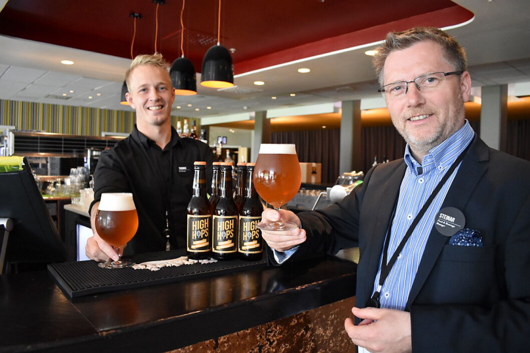 F&B-manager Steinar Kokaas (til høyre) og barsjef Thomas Floden på Clarion Hotel & Congress Oslo Airport med det nye hotell-ølet. F&B-manager Steinar Kokaas (til høyre) og barsjef Thomas Floden på Clarion Hotel & Congress Oslo Airport med det nye hotell-ølet.