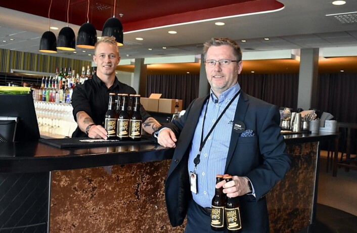 – Vi er alltid på utkikk etter muligheter for å velge lokalt og økologisk. Det var naturlig å velge Sundbytunet, sier F&B-manager Steinar Kokaas (til høyre), her sammen med barsjef Thomas Floden. – Vi er alltid på utkikk etter muligheter for å velge lokalt og økologisk. Det var naturlig å velge Sundbytunet, sier F&B-manager Steinar Kokaas (til høyre), her sammen med barsjef Thomas Floden.