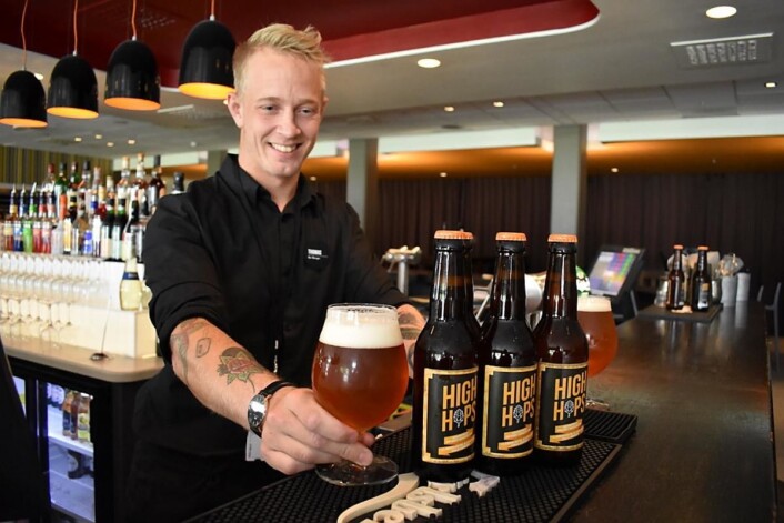 Barsjef på Clarion Hotel & Congress Oslo Airport, Thomas Floden, er snart ferdig utdannet ølsommelier. Her med hotellets eget øl, High Hops. Barsjef på Clarion Hotel & Congress Oslo Airport, Thomas Floden, er snart ferdig utdannet ølsommelier. Her med hotellets eget øl, High Hops.
