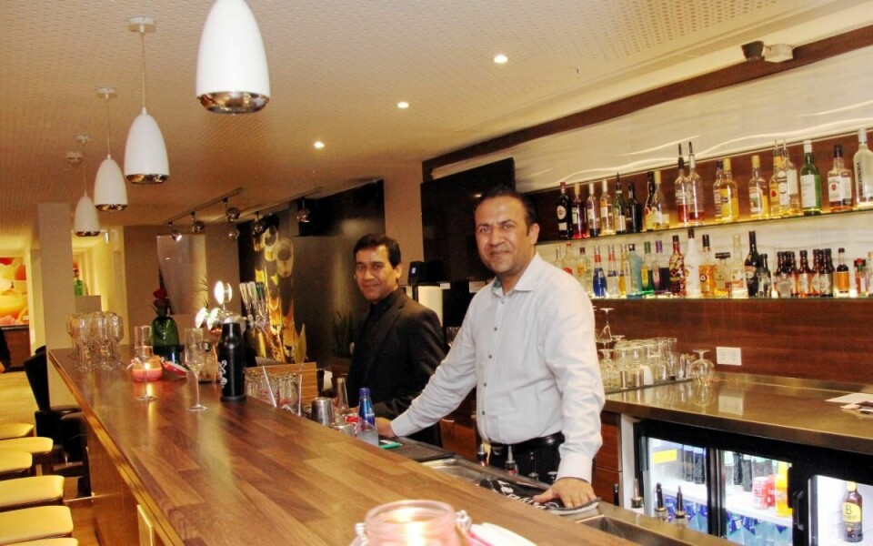 Restaurantsjef Rukhsar Ahmed i baren i Sans Restaurant & Cocktailbar. (Foto: Morten Holt).