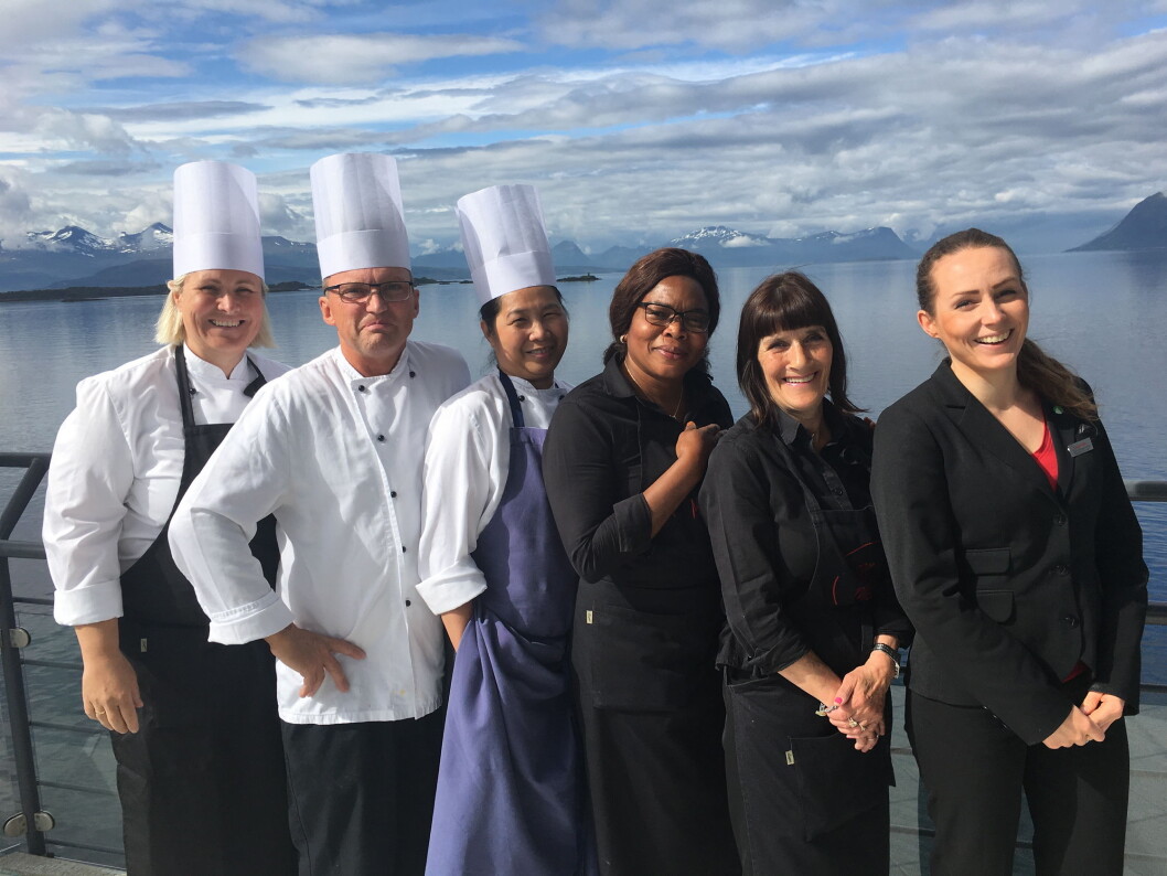 Scandic Seilet i Molde er fylkesvinner i Møre og Romsdal og videre i kåringen av landets beste hotellfrokost. Fra venstre kjøkkensjef Tone Rød, frokostkokk Arnt Lyngstad, frokostkokk Anacita Uren, servitør Maimona Lauvstad, servitør Vigdis Kittelsen og restaurantsjef Sylvia Borgundvåg. (Foto: Scandic Hotels) Scandic Seilet i Molde er fylkesvinner i Møre og Romsdal og videre i kåringen av landets beste hotellfrokost. Fra venstre kjøkkensjef Tone Rød, frokostkokk Arnt Lyngstad, frokostkokk Anacita Uren, servitør Maimona Lauvstad, servitør Vigdis Kittelsen og restaurantsjef Sylvia Borgundvåg. (Foto: Scandic Hotels)
