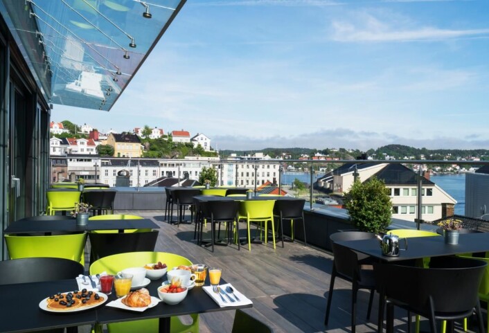 Frokost med utsikt på Thon Hotel Arendal. (Foto: Thon Hotel Arendal) Frokost med utsikt på Thon Hotel Arendal. (Foto: Thon Hotel Arendal)