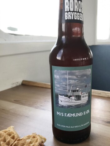 På Fæmund II får du båtens eget øl, produsert av Røros Bryggeri. Du kan også bestille lokalmatfat på båten. (Foto: Morten Holt) På Fæmund II får du båtens eget øl, produsert av Røros Bryggeri. Du kan også bestille lokalmatfat på båten. (Foto: Morten Holt)