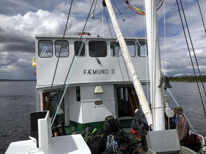M/S Fæmund II på vei nordover Femunden med mange fiskere og vandrere på plass. Båten har sju stoppesteder langs innsjøen på grensen mellom Hedmark og Sør-Trøndelag. (Foto: Morten Holt) M/S Fæmund II på vei nordover Femunden med mange fiskere og vandrere på plass. Båten har sju stoppesteder langs innsjøen på grensen mellom Hedmark og Sør-Trøndelag. (Foto: Morten Holt)