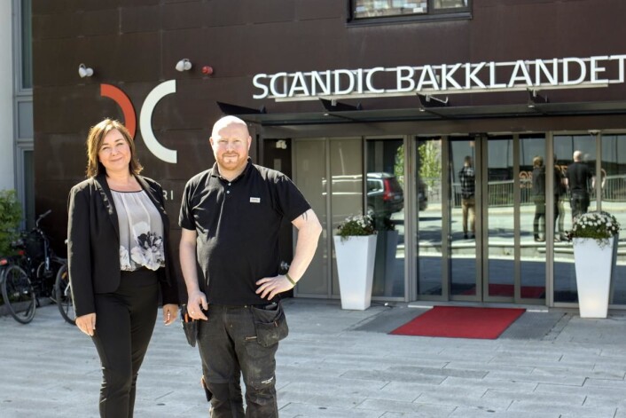 Flere andre hoteller i Scandic-kjeden lagt merke til vannrensesystemet, sier hotelldirektør Merete Imbsen på Scandic Bakklandet, her sammen med teknisk sjef Svein Arne Eggen. (Foto: Apurgo) Flere andre hoteller i Scandic-kjeden lagt merke til vannrensesystemet, sier hotelldirektør Merete Imbsen på Scandic Bakklandet, her sammen med teknisk sjef Svein Arne Eggen. (Foto: Apurgo)