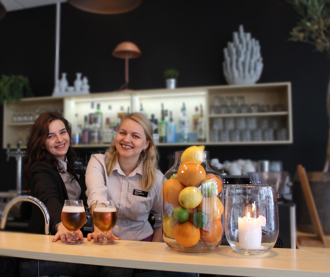 Stefanija (til venstre) og Simona i baren med det nye ølet i regi Quality Hotel Edvard Grieg (Foto: Quality Hotel Edvard Grieg) Stefanija (til venstre) og Simona i baren med det nye ølet i regi Quality Hotel Edvard Grieg (Foto: Quality Hotel Edvard Grieg)