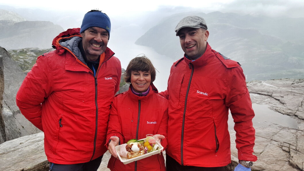 Scandics direktør for mat og drikke, Morten Malting (fra venstre), hotelldirektør på Scandic Stavanger City, Ruth-Hege Holst og kjøkkensjef på Scandic Stavanger City, André Velickovic på Preikestolen i dag. (Foto: Scandic Hotels) Scandics direktør for mat og drikke, Morten Malting (fra venstre), hotelldirektør på Scandic Stavanger City, Ruth-Hege Holst og kjøkkensjef på Scandic Stavanger City, André Velickovic på Preikestolen i dag. (Foto: Scandic Hotels)