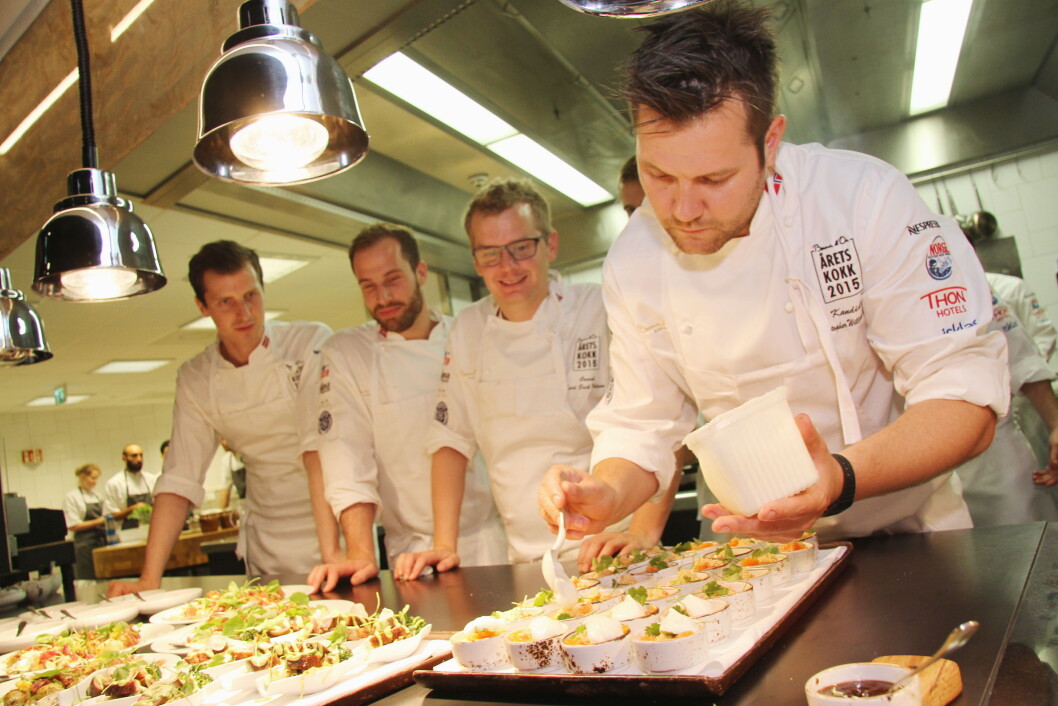 Christopher Davidsen (nærmest) og Karl Erik Pallesen (nummer to fra høyre) er to av dem som er med i juryene som skal bedømme produktene i Det Norske Måltid. (Foto: Morten Holt) Christopher Davidsen (nærmest) og Karl Erik Pallesen (nummer to fra høyre) er to av dem som er med i juryene som skal bedømme produktene i Det Norske Måltid. (Foto: Morten Holt)