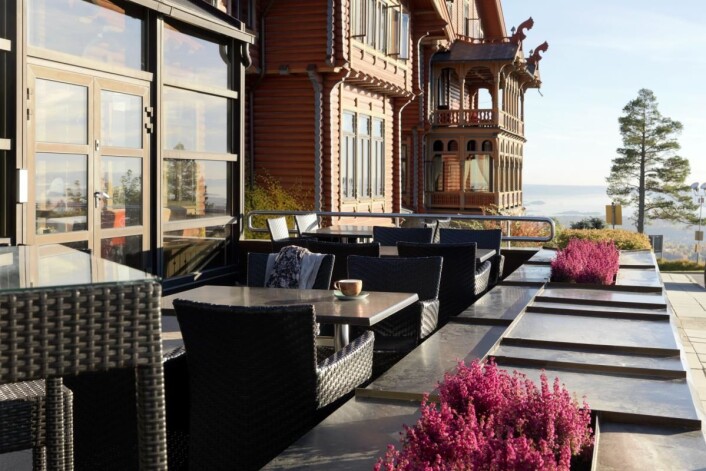 Uteserveringen på Scandic Holmenkollen Park. (Foto: Scandic Hotels) Uteserveringen på Scandic Holmenkollen Park. (Foto: Scandic Hotels)